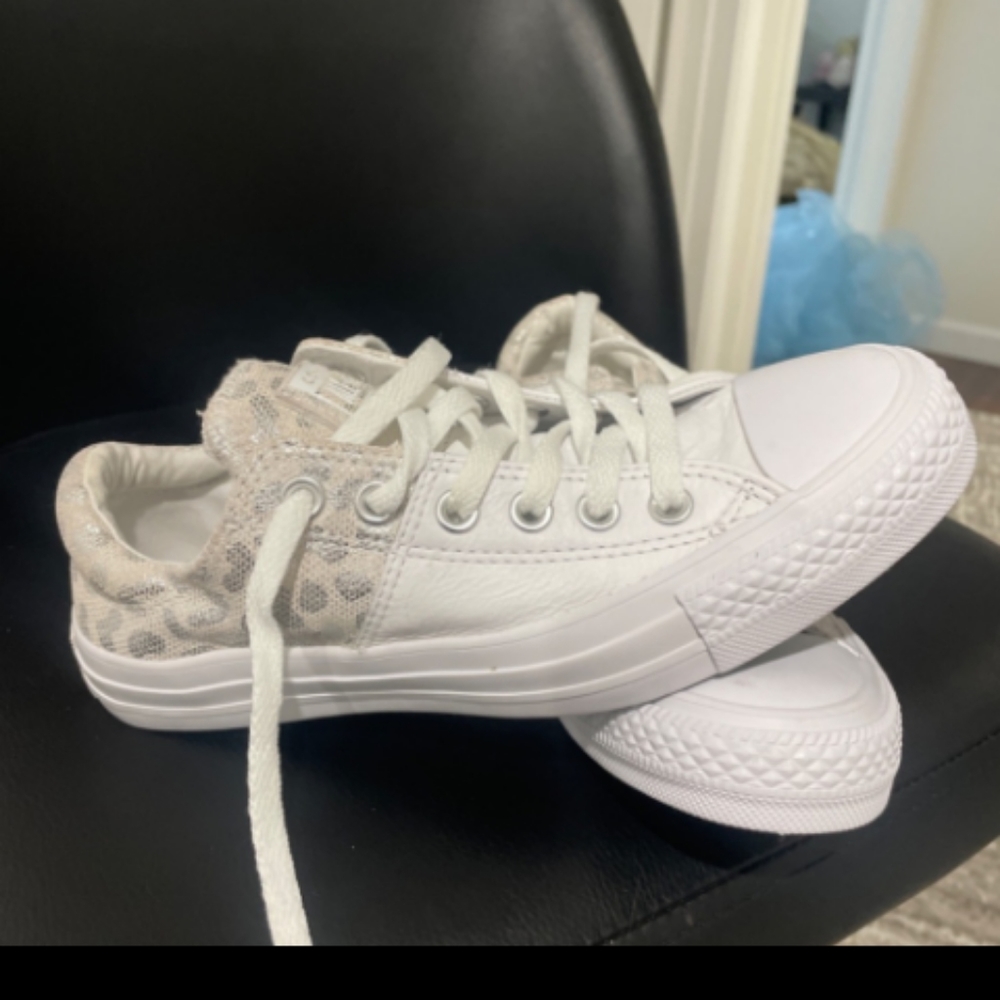 White converse Size:7
